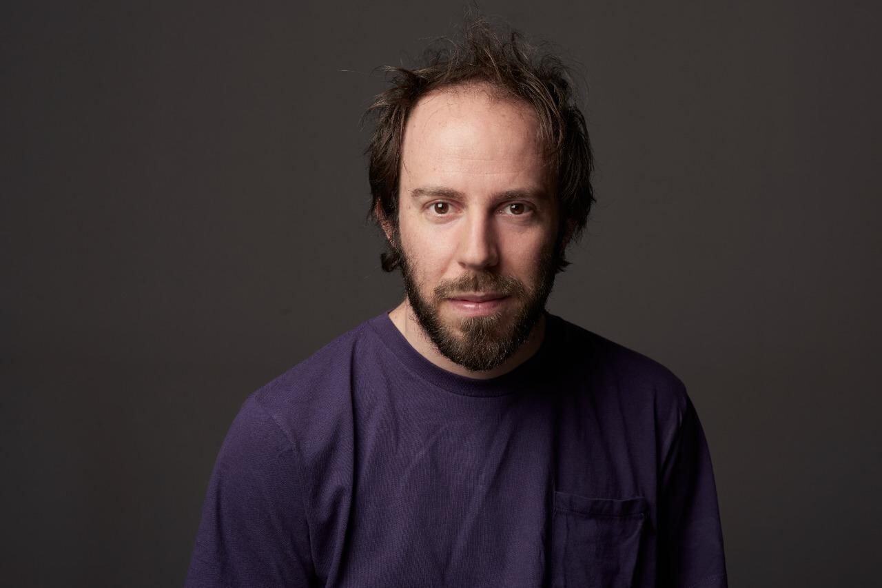 Mauro es hijo de la poeta Tamara Kamenszain y del escritor Héctor Libertella.