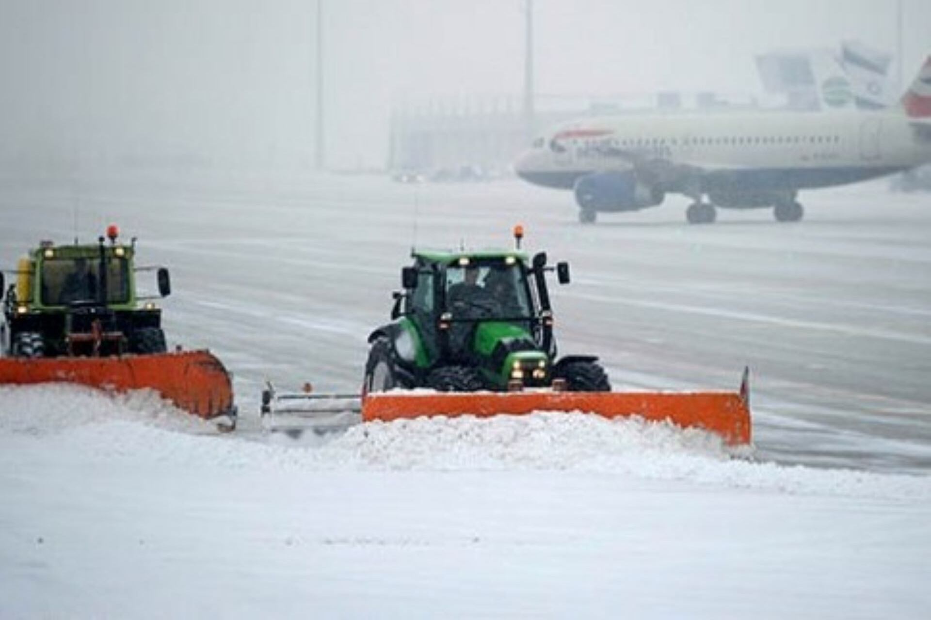 Aeropuertos cerrados y miles de personas varadas a causa de la tormenta de nieve que hay en varios estados de Estados Unidos.