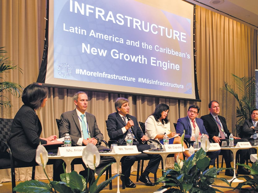 “Queremos brindar las condiciones para atraer al capital privado”, prometió Caputo en Washington.