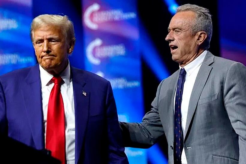 Trump con su designado secretario de Salud.