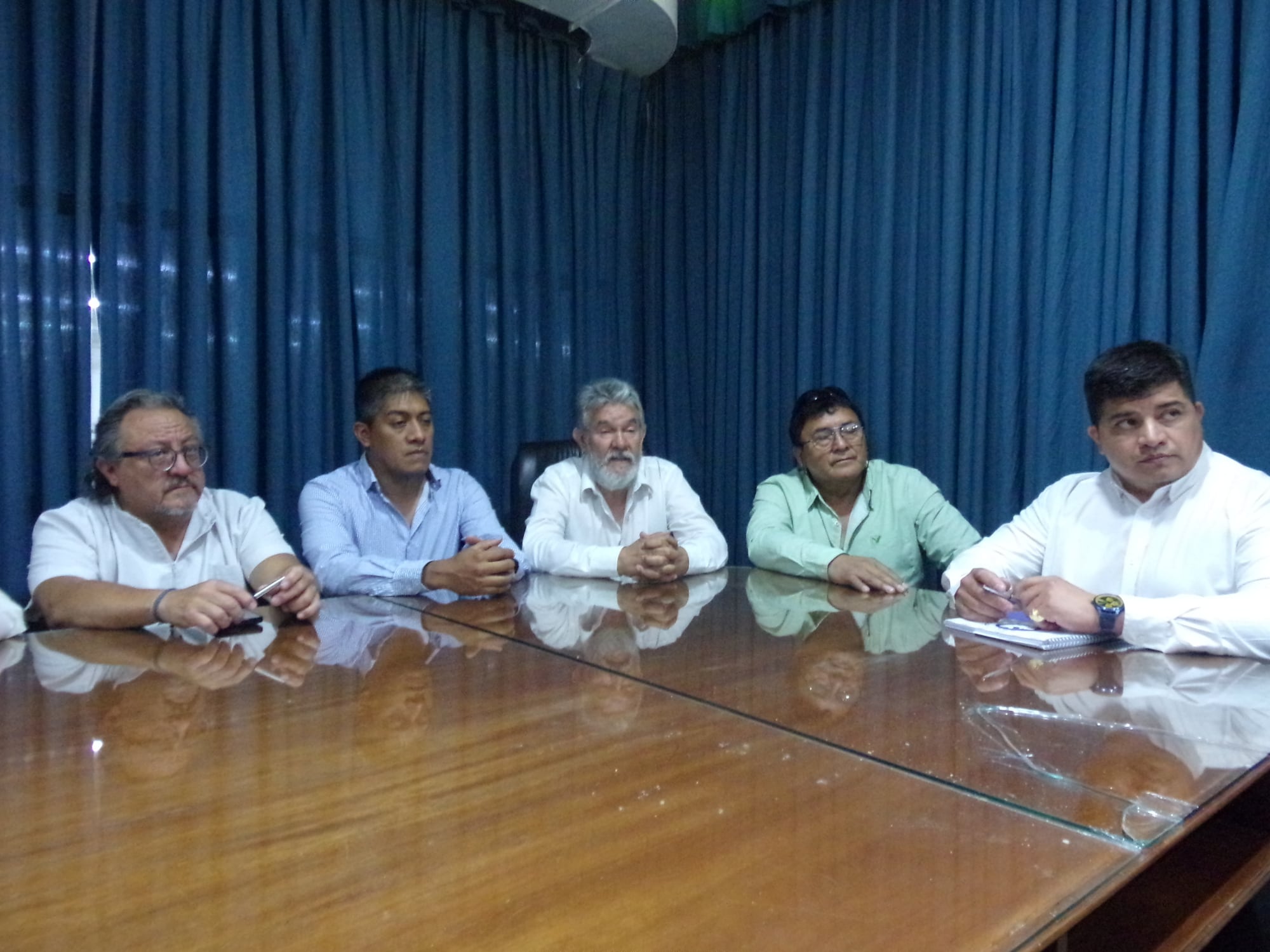Parte del Frente Gremial Estatal salteño durante la conferencia de prensa de ayer.