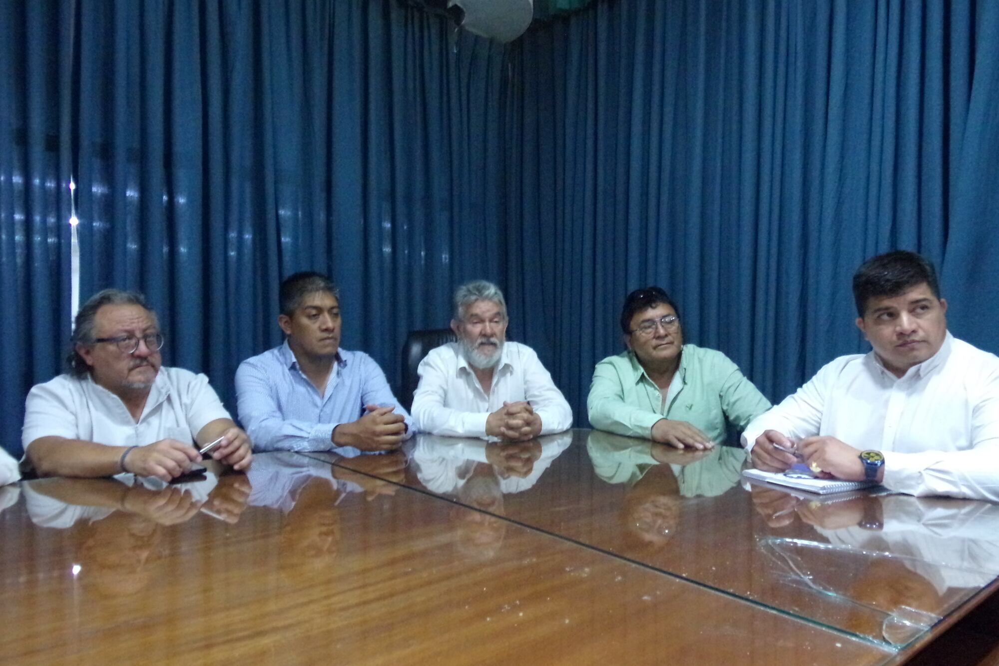 Parte del Frente Gremial Estatal salteño durante la conferencia de prensa de ayer.