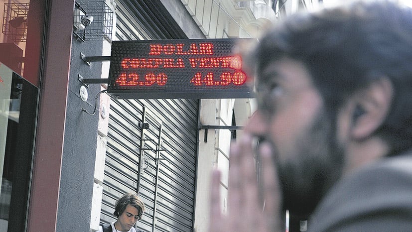 La cotización del dólar quedó al borde de los 45 pesos. Nadie cree que ese sea su techo.