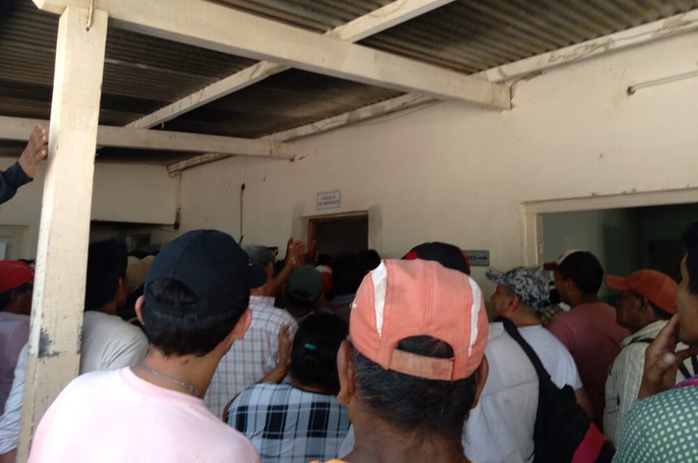 Leales al intendente se agolparon frente al Concejo Deliberante victoreño 