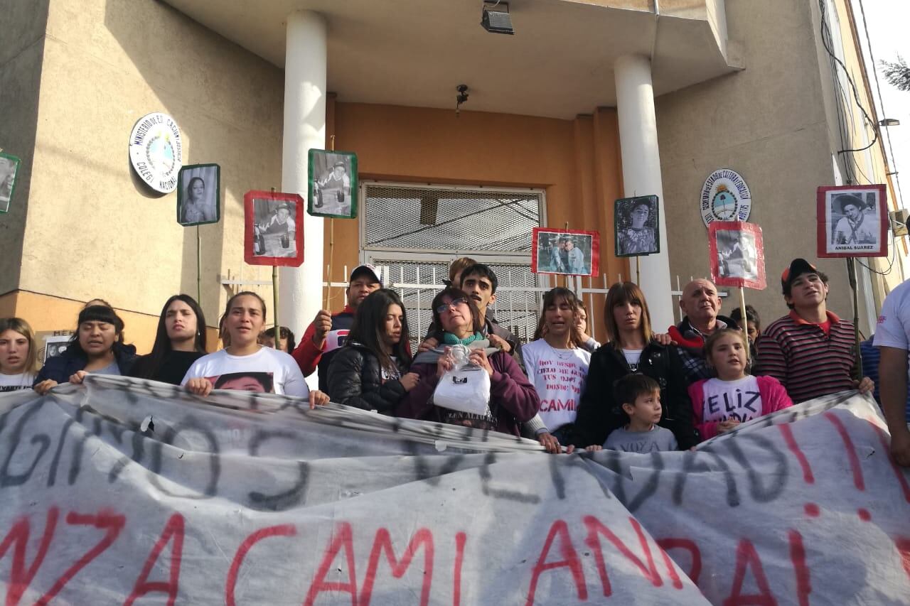 La marcha encabezada por los familiares.
