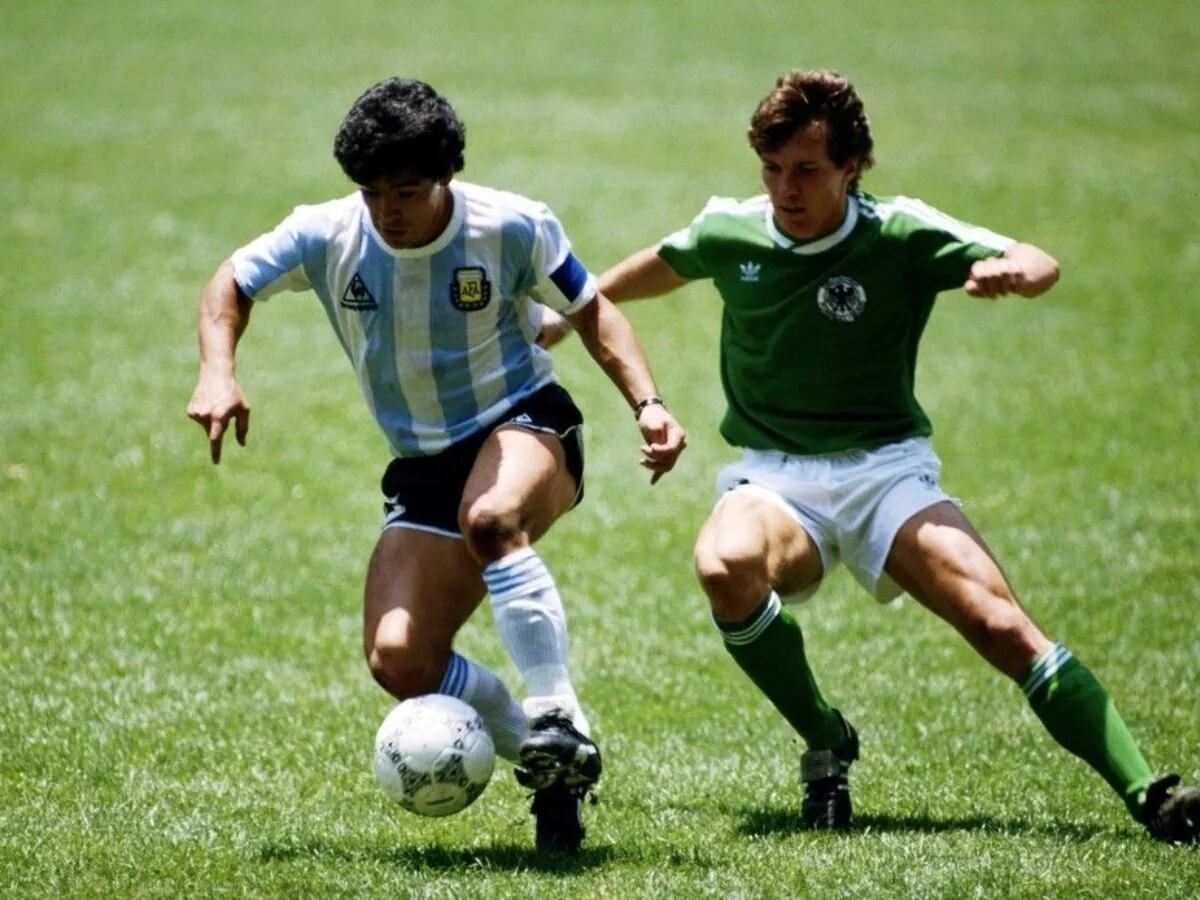 La camiseta de Diego Maradona fue entregada por el exfutbolista alemán Lothar Matthäus. Imagen: AFP. 