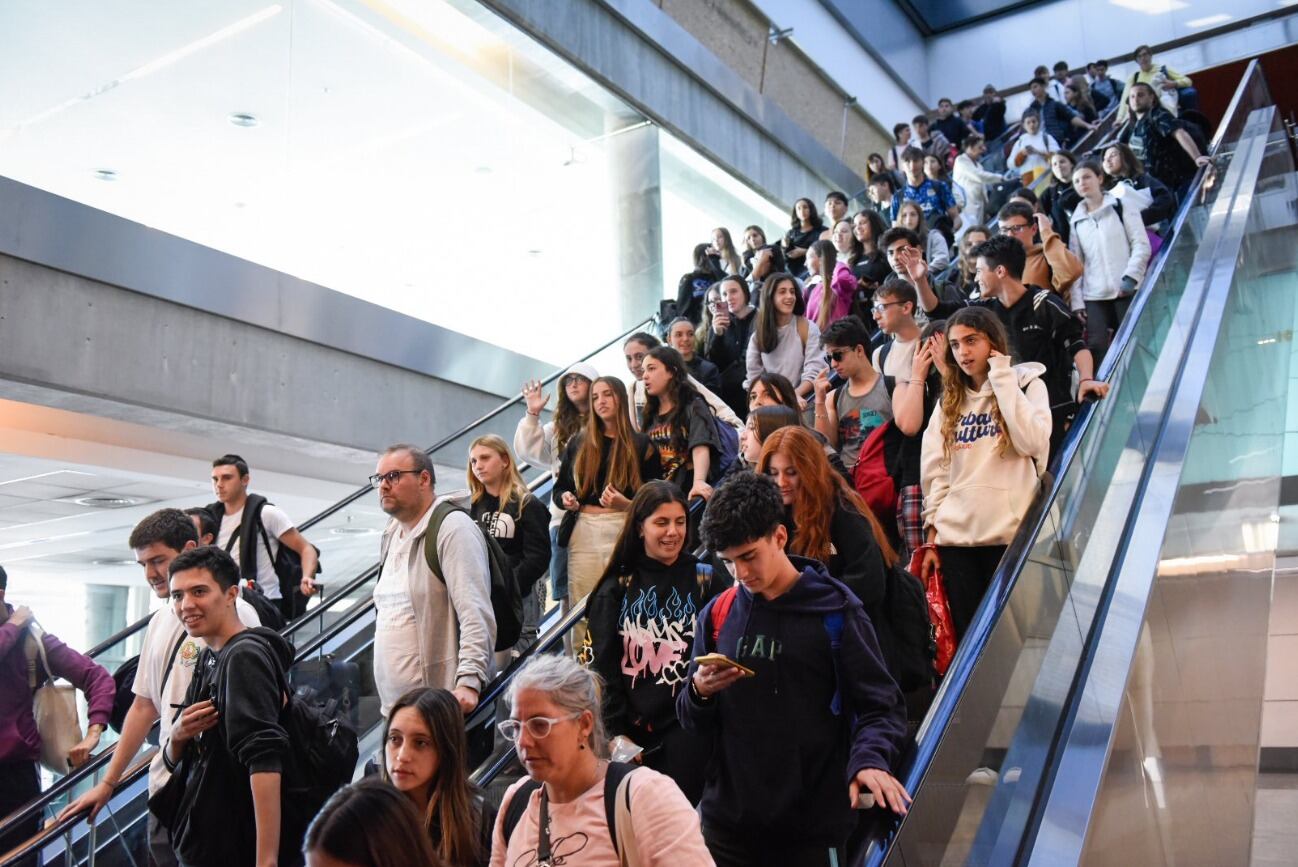 El primer contingente de 244 argentinos repatriados desde Israel aterrizó en Buenos Aires. (Foto: @SantiagoCafiero)