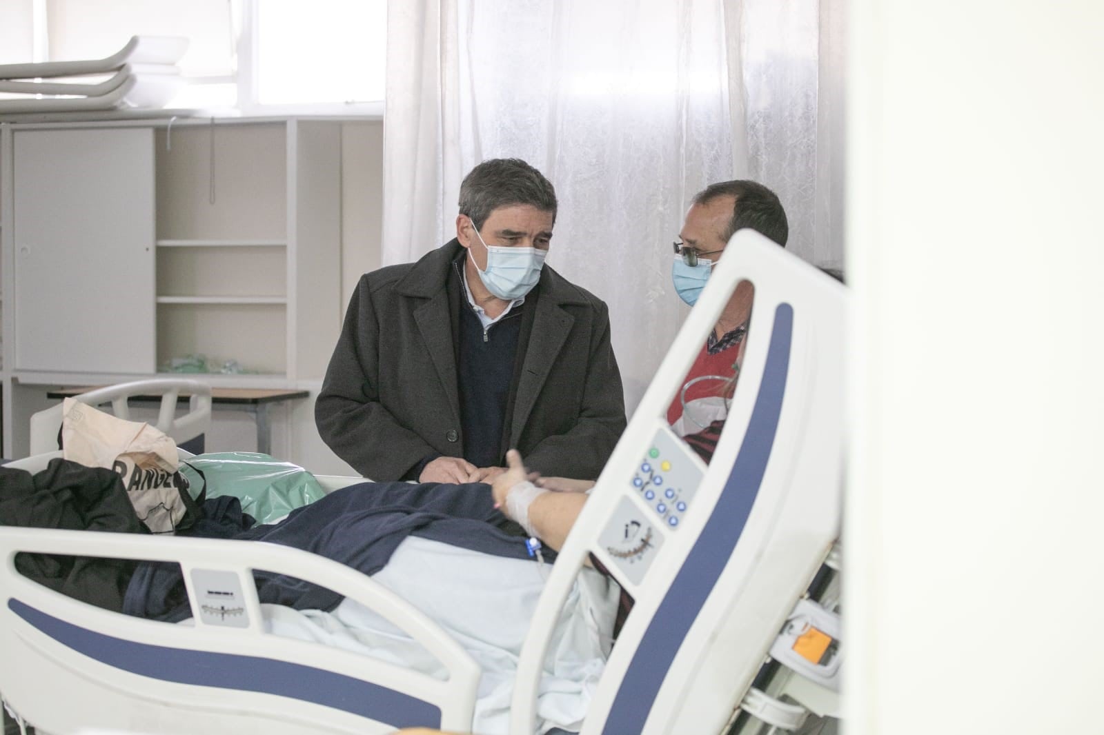 Fernán Quiros visitó a los pacientes internados tras el incendio en Recoleta. Foto: Prensa CABA. 