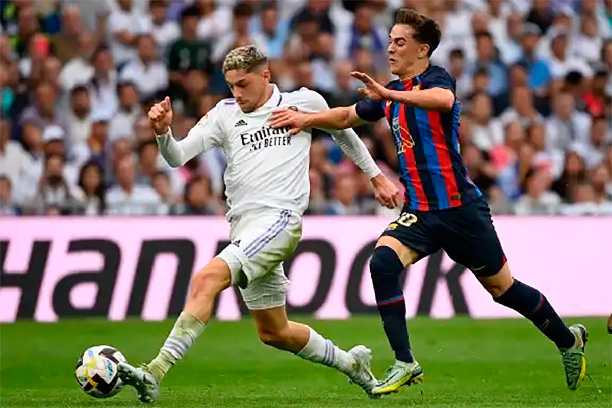 Valverde y Gavi disputan la pelota en un clásico español