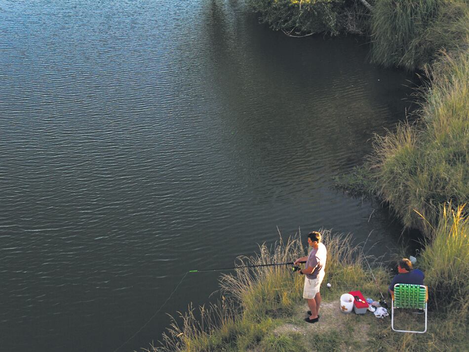 El arroyo Tapalqué atraviesa Olavarría y es un clásico para la pesca los fines de semana.