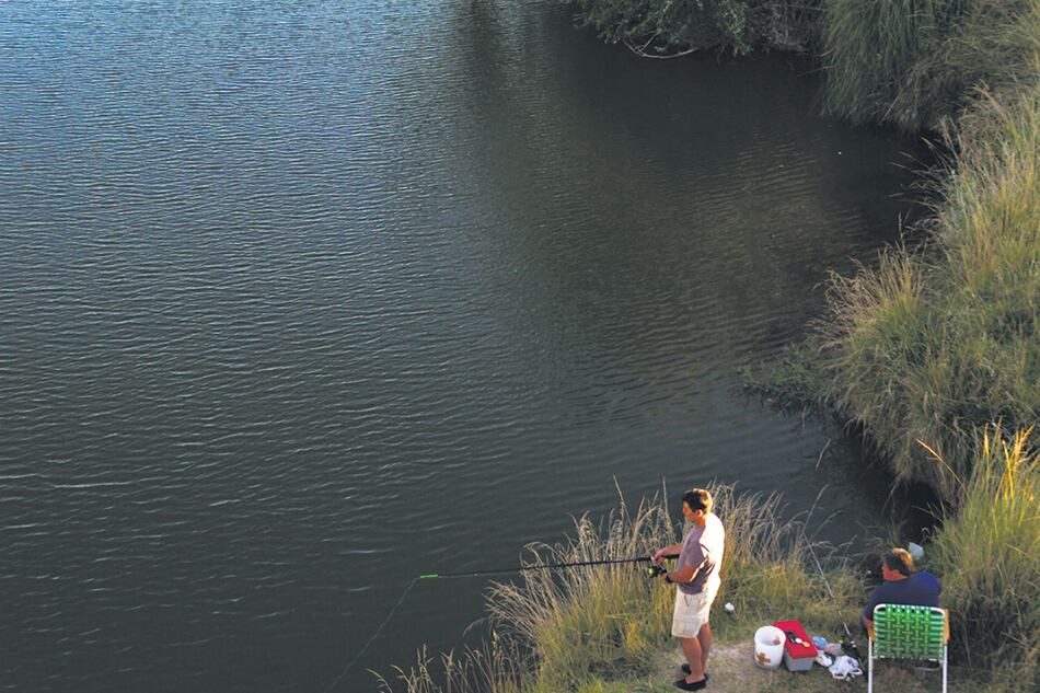El arroyo Tapalqué atraviesa Olavarría y es un clásico para la pesca los fines de semana.
