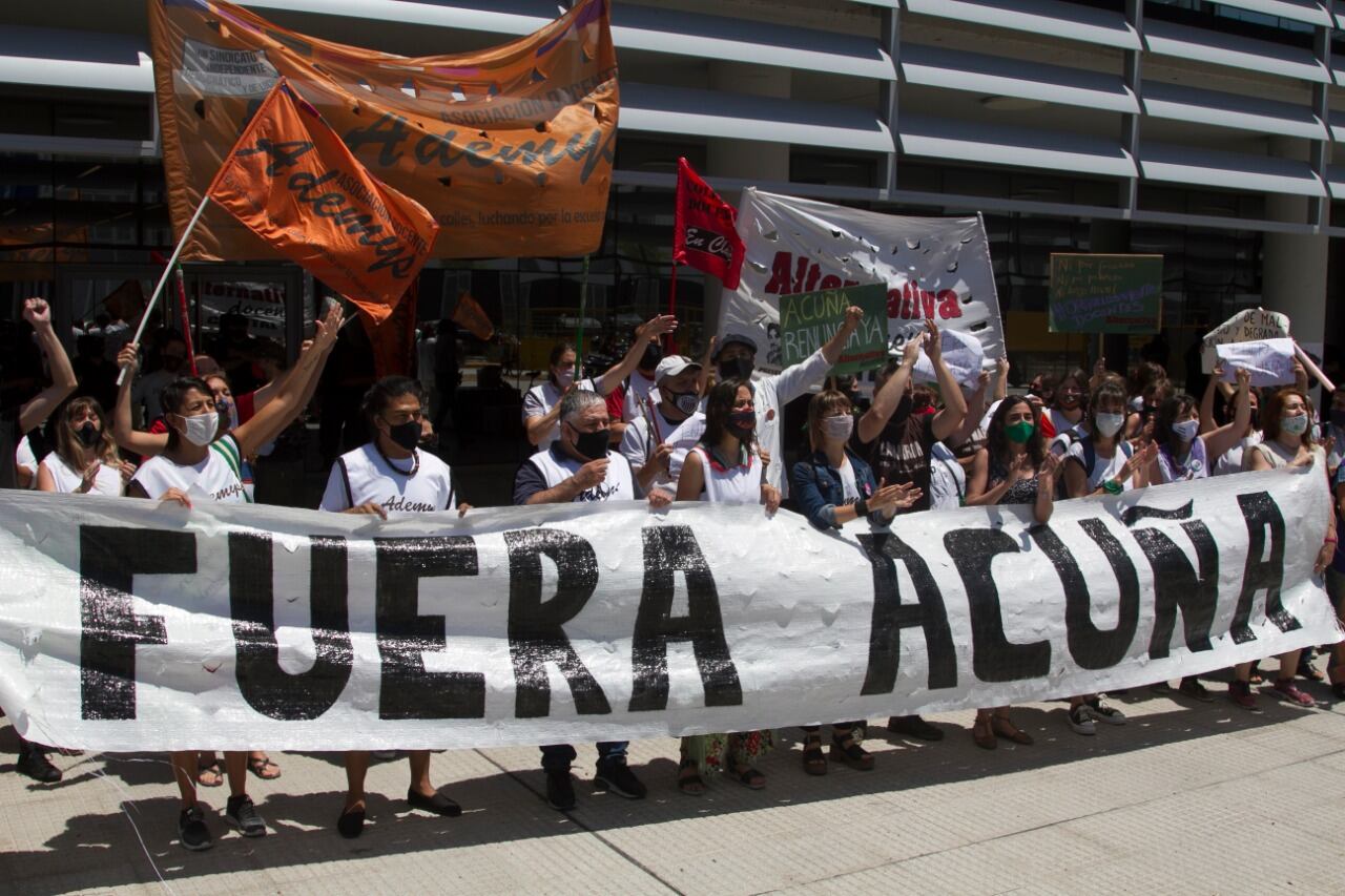 Los gremios docentes realizaron distintas manifestaciones de repudio.