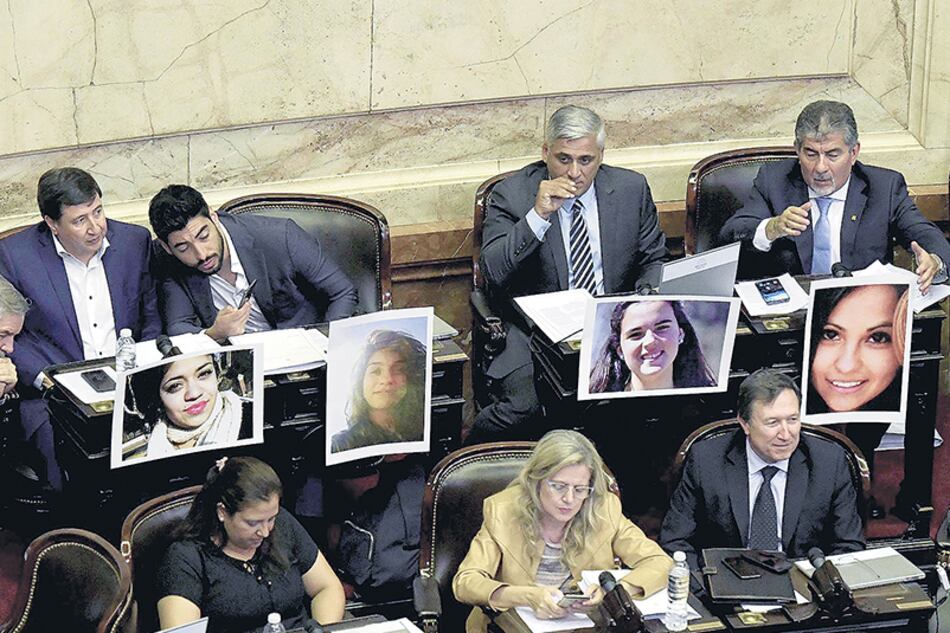 Las fotos de las víctimas de violencia de género acompañaron la sesión.