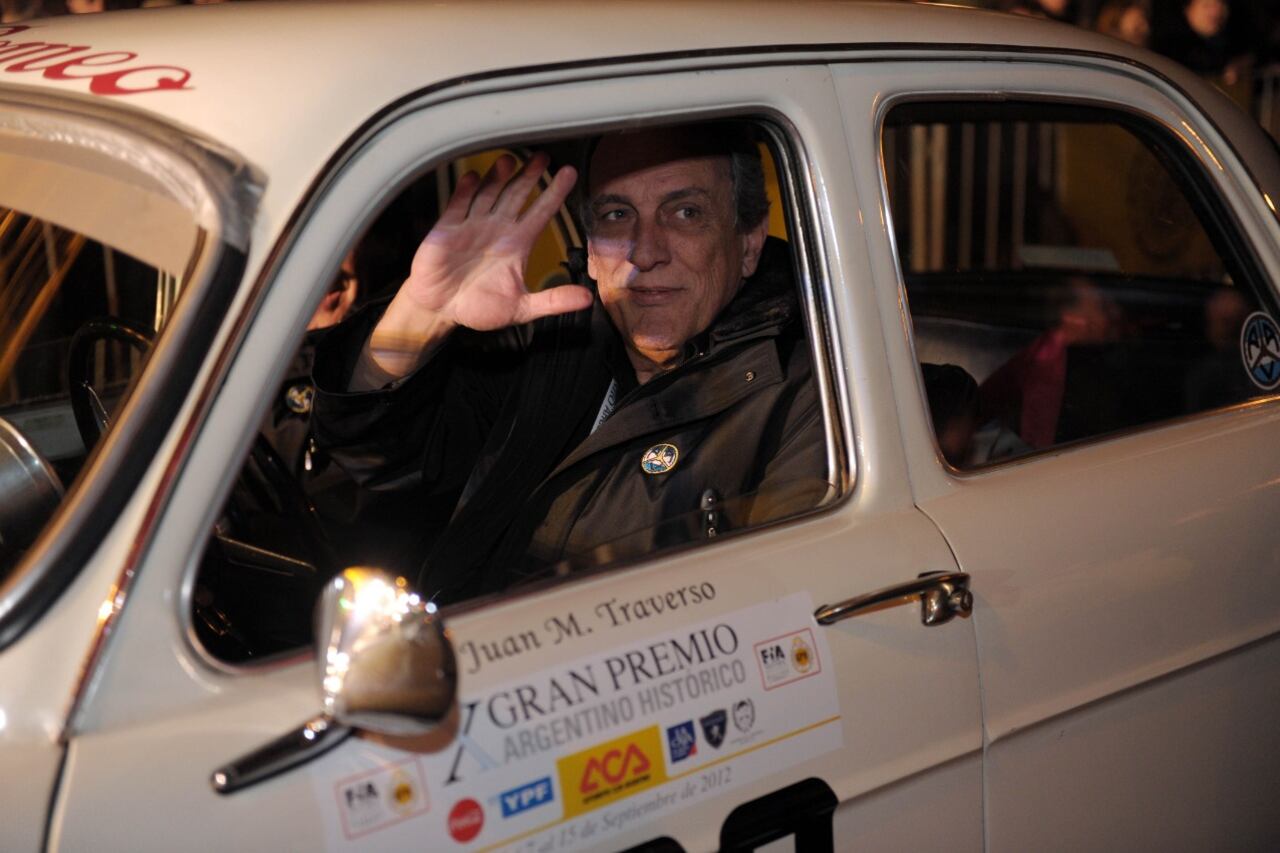 Traverso arriba de un auto, su gran acompañante de la vida.