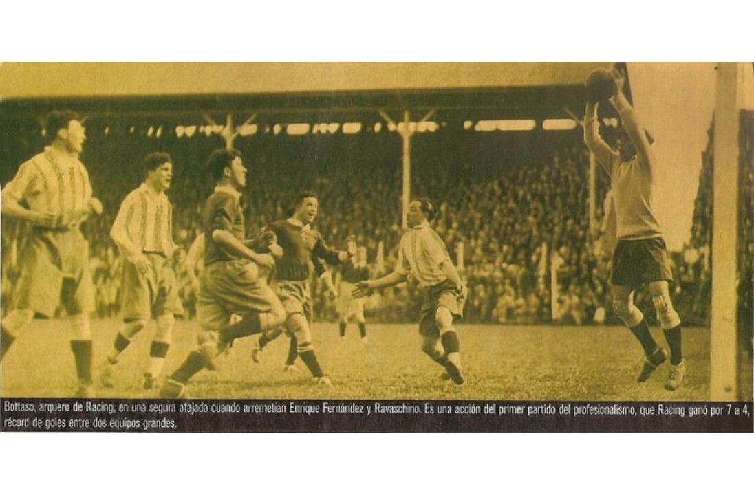 Imagen del primer clásico de Avellaneda en el profesionalismo, que se saldó con una goleada de Racing.