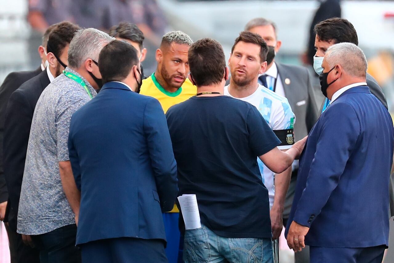 Neymar y Messi entre desconocidos