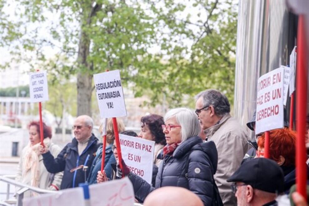 Defensores de la eutanasia participan con pancartas reivindicativas en una manifestación frente a los Juzgados de Plaza de Castilla organizada por la Asociación Derecho a Morir Dignamente.