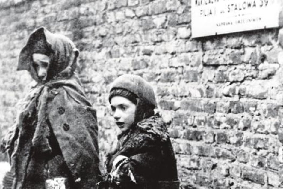 Dos niñas recluidas en el gueto de Varsovia.