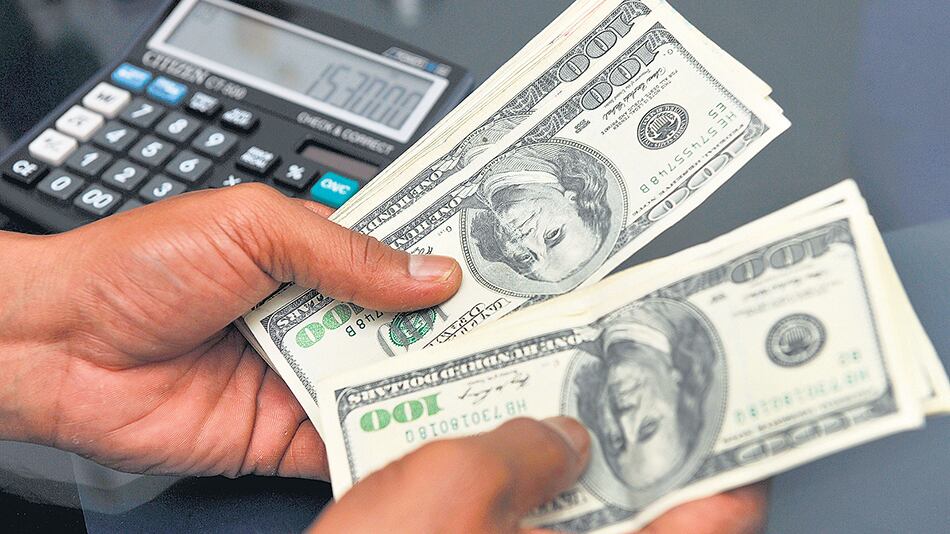 El dólar se derrumbó 1,15 peso y quedó cerca del piso de no intervención.