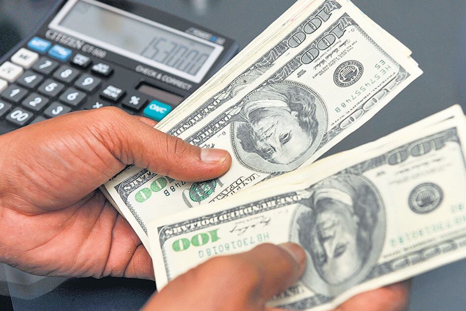 El dólar se derrumbó 1,15 peso y quedó cerca del piso de no intervención.
