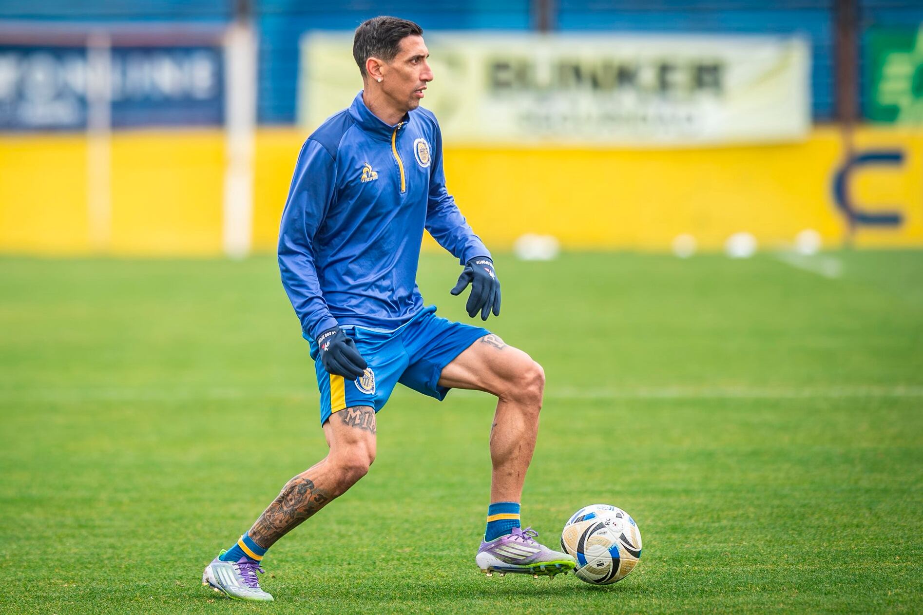 Angel Di María suma dos goles en su vuelta a Central, ambos de penal