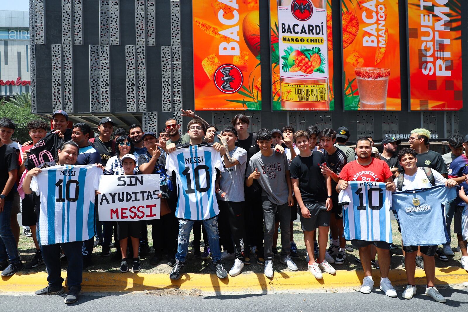 Monterrey recibió a Messi con admiración y algunas provocaciones