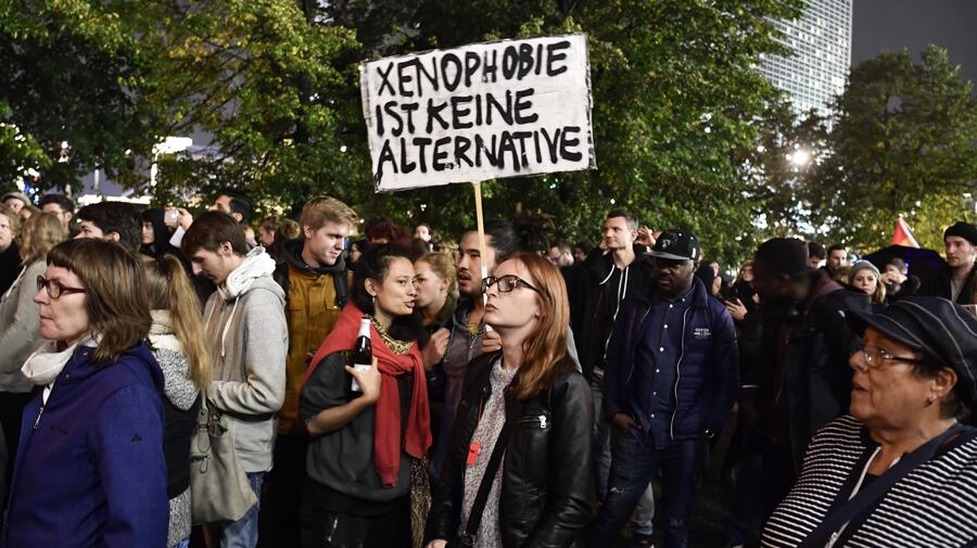 "La xenofobia no es una alternativa", dice el cartel de uno de los manifestantes.