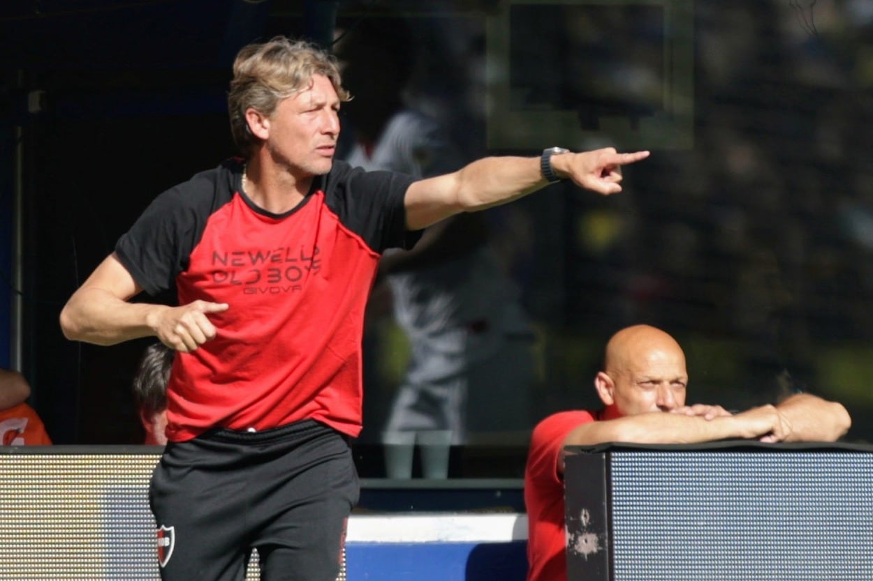 Heinze dando indicaciones en Boca