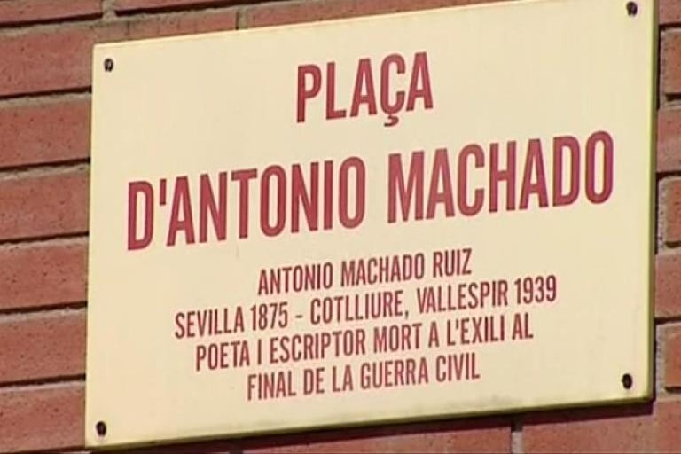 La placa en catalán que recuerda a Machado en Sabadell.