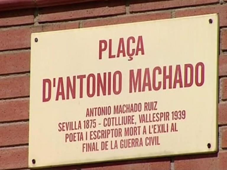 La placa en catalán que recuerda a Machado en Sabadell.