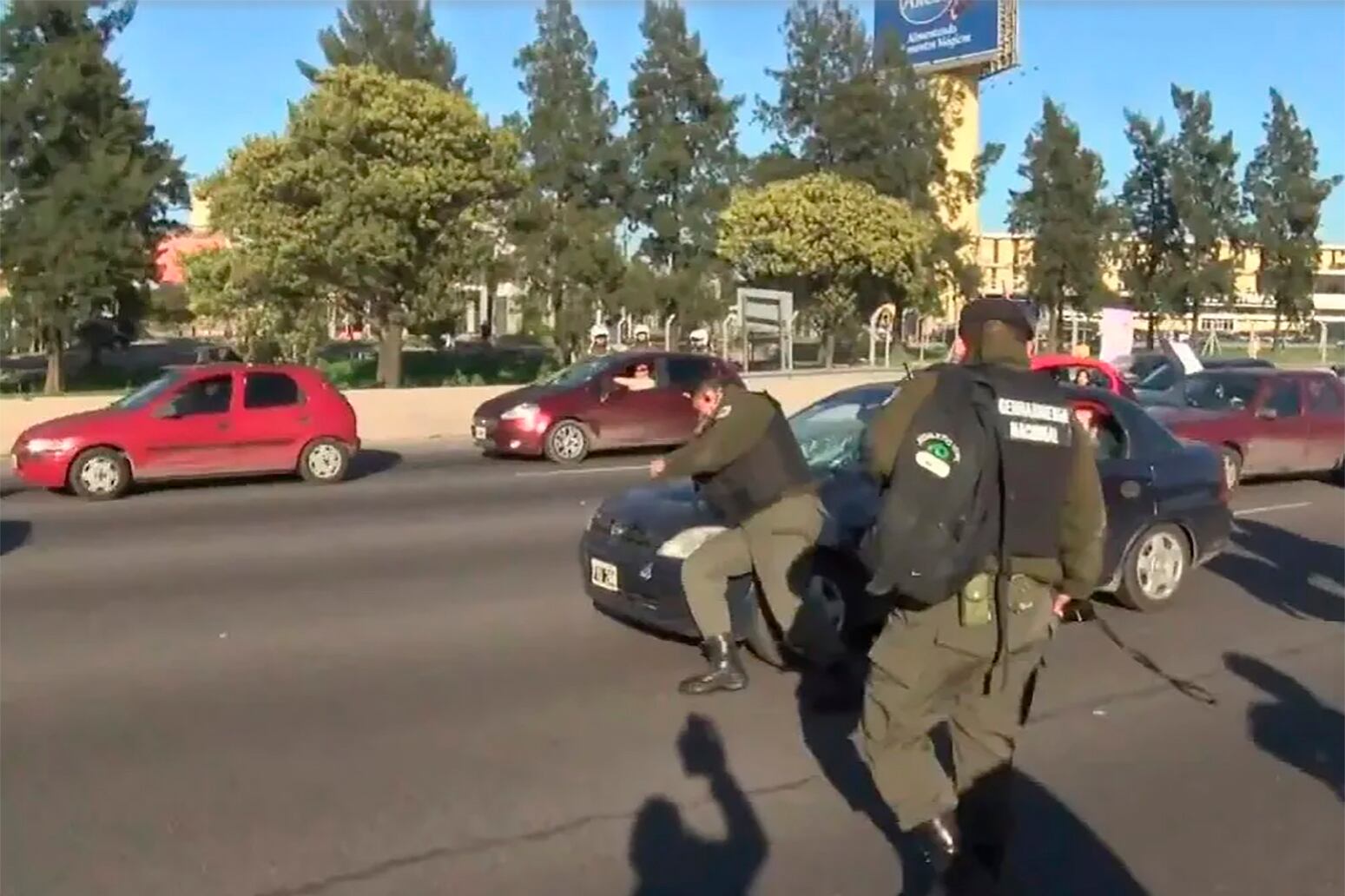 El momento en que Juan López Torales se tiró contra un auto para fraguar un atropellamiento.