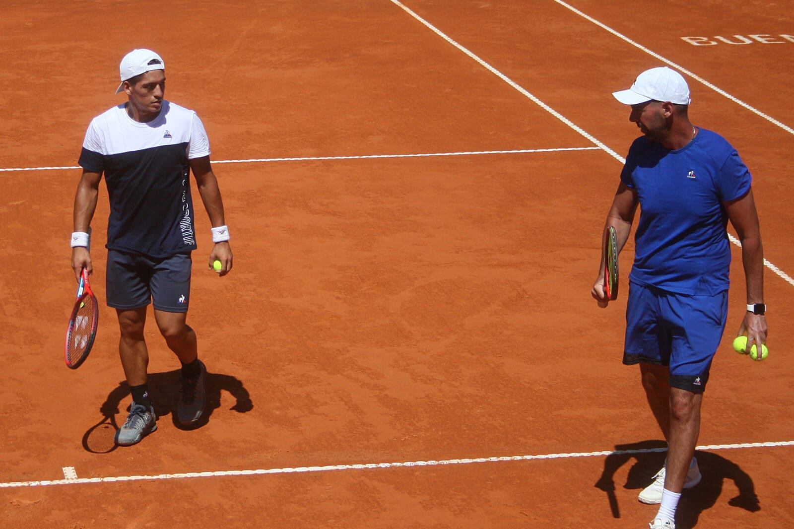 Sebastián Báez, junto con su coach Sebastián Gutiérrez.