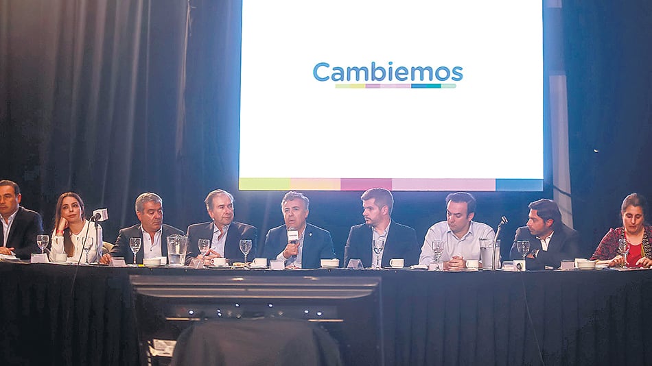 El gobernador Cornejo, uno de los encargados de abrir el encuentro, junto a Peña, Schiavoni y Zuvic, entre otros.