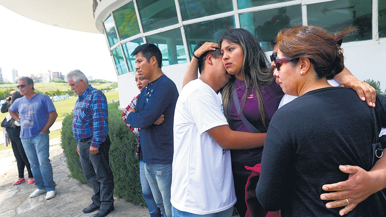 Al retirarse de la reunión con Aguad, los familiares se mostraron con angustia y enojo por las respuestas del ministro.