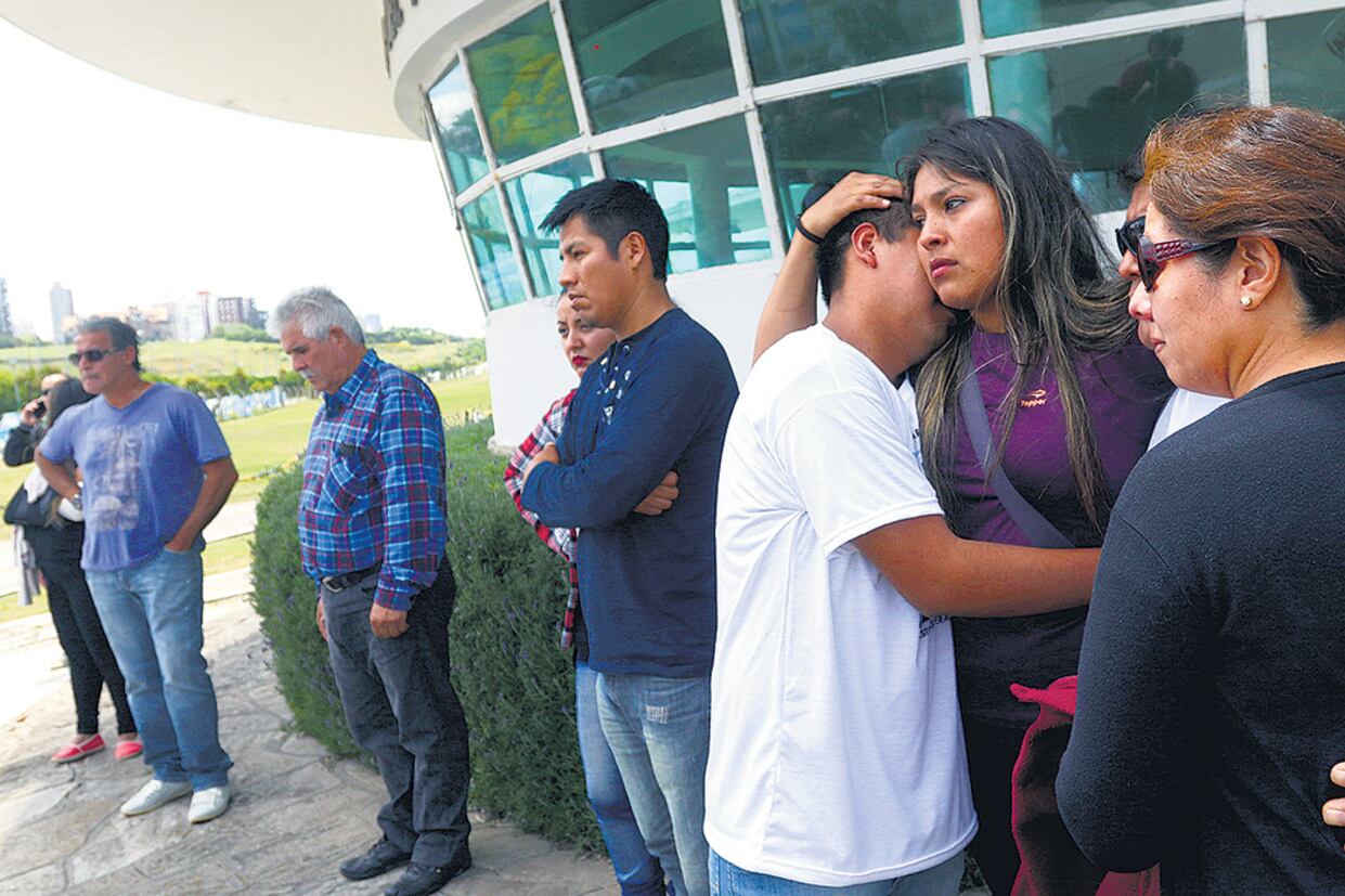 Al retirarse de la reunión con Aguad, los familiares se mostraron con angustia y enojo por las respuestas del ministro.