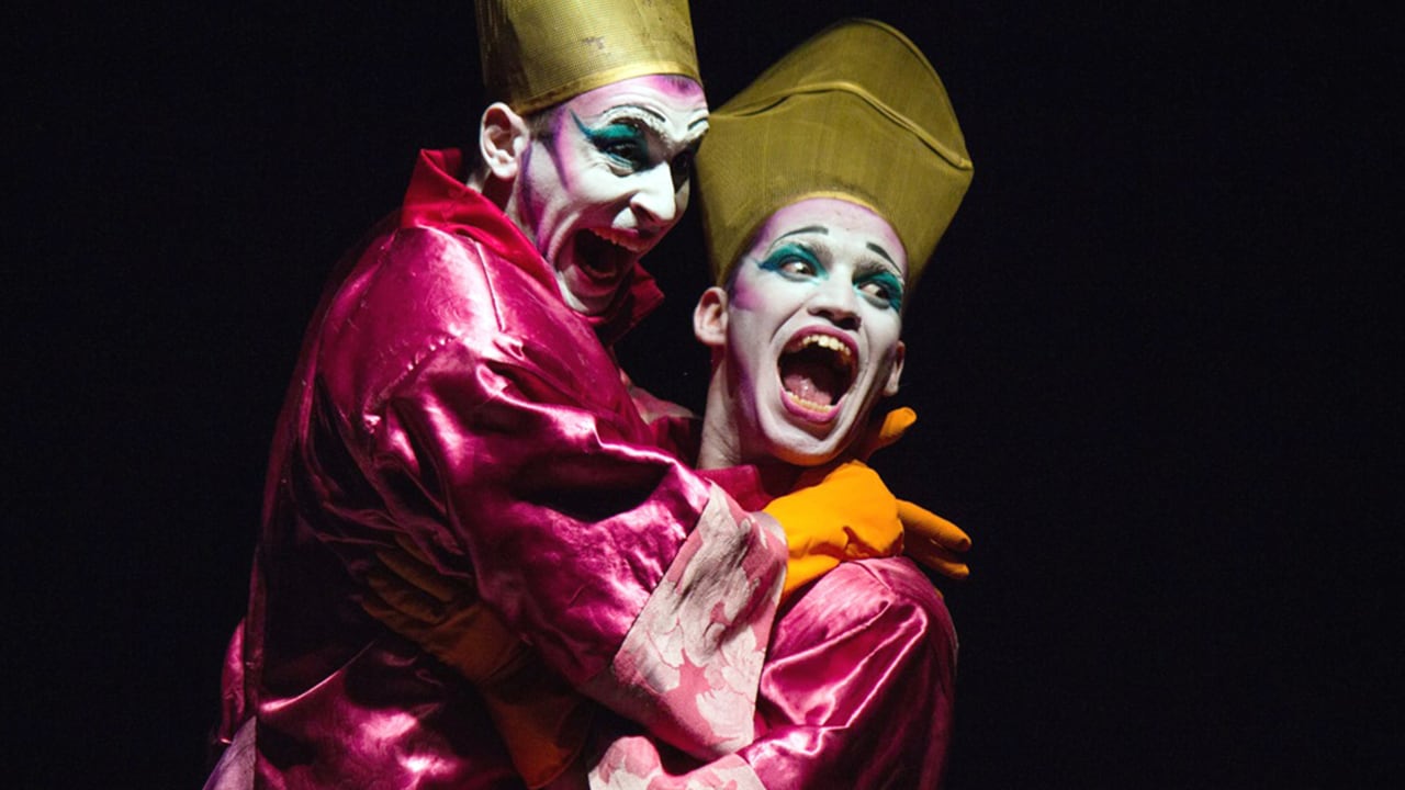 Las inefables señoras de las escobas, el grito social del siglo XXI.