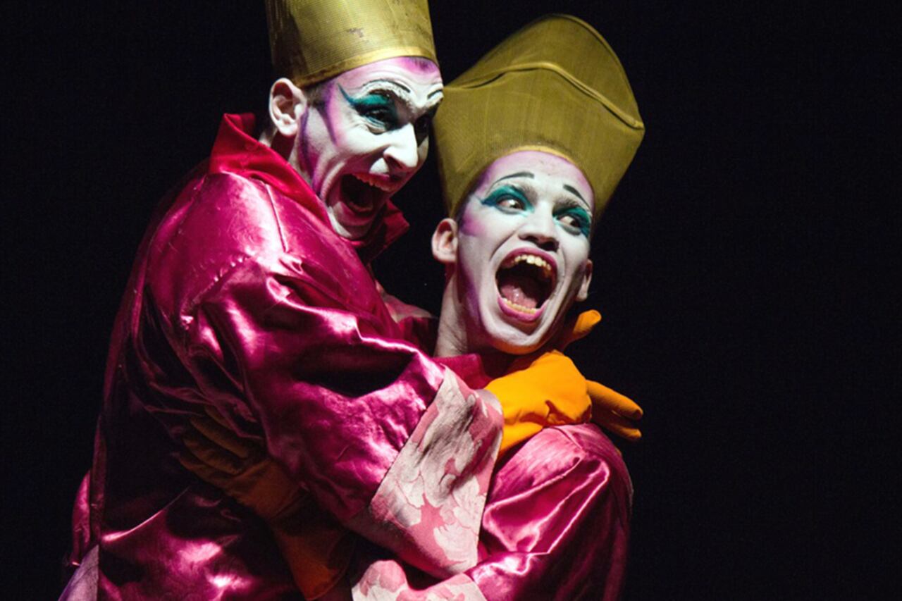 Las inefables señoras de las escobas, el grito social del siglo XXI.