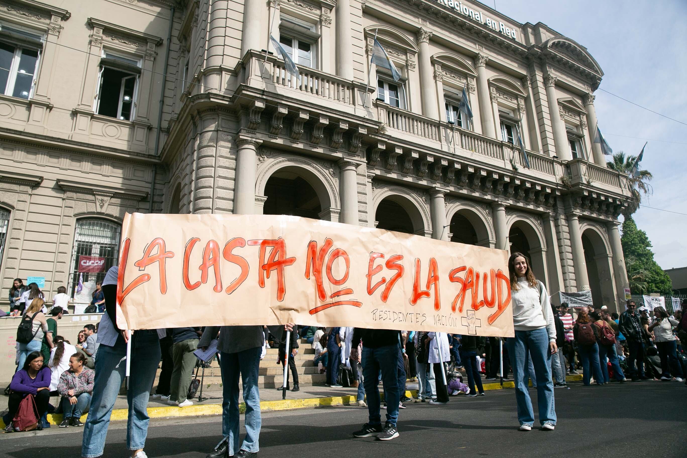 El Hospital Nacional en Red “Lic. Laura Bonaparte” – que lleva el nombre de una fundadora de Madres de Plaza de Mayo, luchadora por los derechos humanos y psicoanalista – logró vencer a un nuevo embate de crueldad del gobierno nacional. 