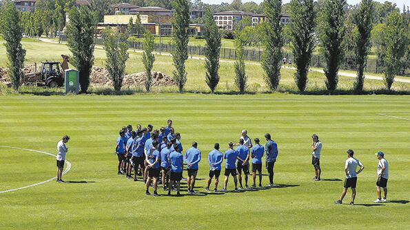 Alfaro habla. El plantel escucha. En la tranquilidad de Cardales, Boca busca su nueva identidad.