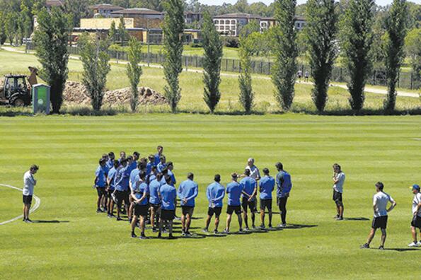 Alfaro habla. El plantel escucha. En la tranquilidad de Cardales, Boca busca su nueva identidad.