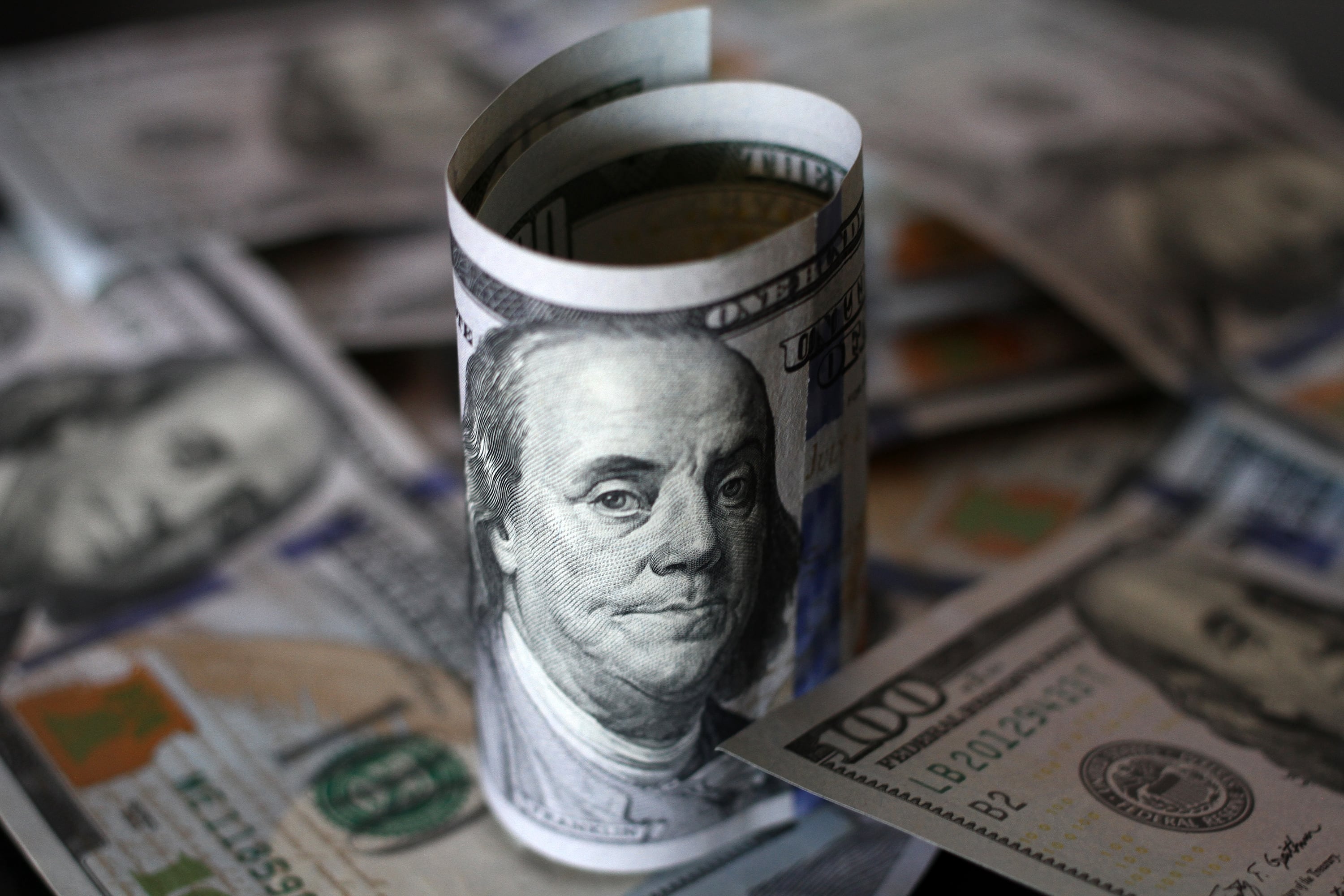 El dólar oficial cerró en 1462 pesos para la venta.