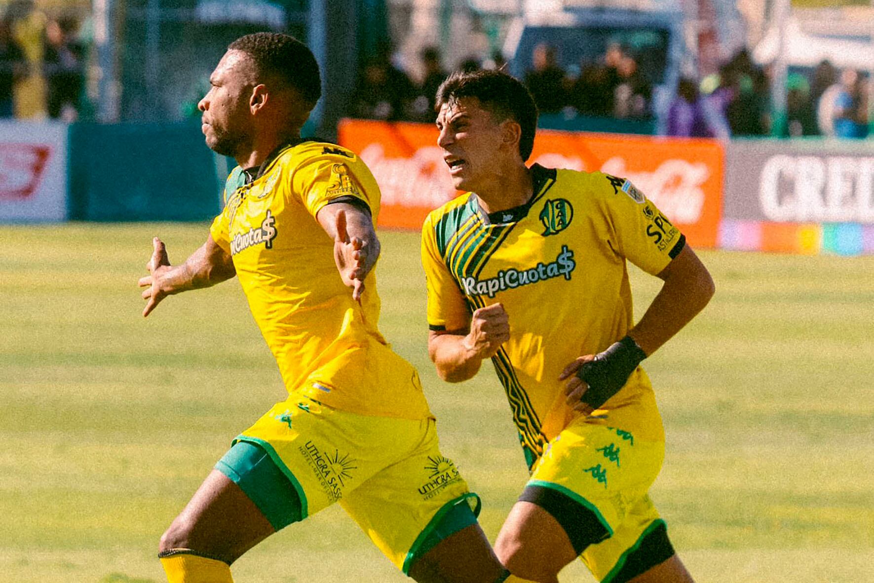 Ayrton Preciado festeja su golazo de tiro libre