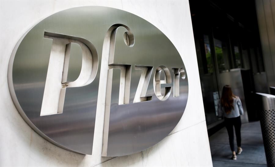 Pfizer recortó las dosis de vacunas contra el coronavirus que fabricará en 2020.
