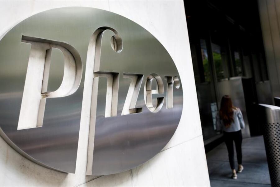 Pfizer recortó las dosis de vacunas contra el coronavirus que fabricará en 2020.