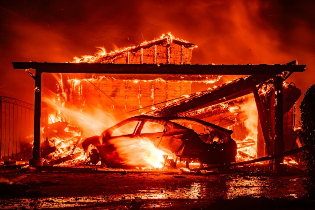 El siniestro ha quemado más de 5.700 hectáreas, destruido al menos 7.000 estructuras y obligado a evacuar a más de 150.000 personas