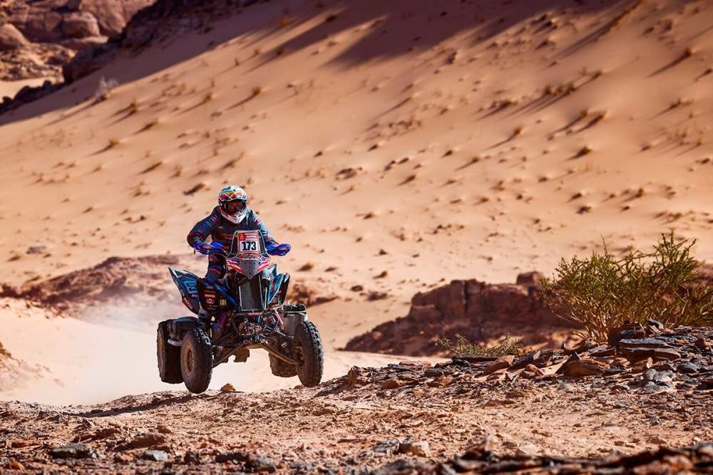 Pablo Copetti, nacido en Argentina pero quien compite por EE.UU., marcha segundo en cuatriciclos