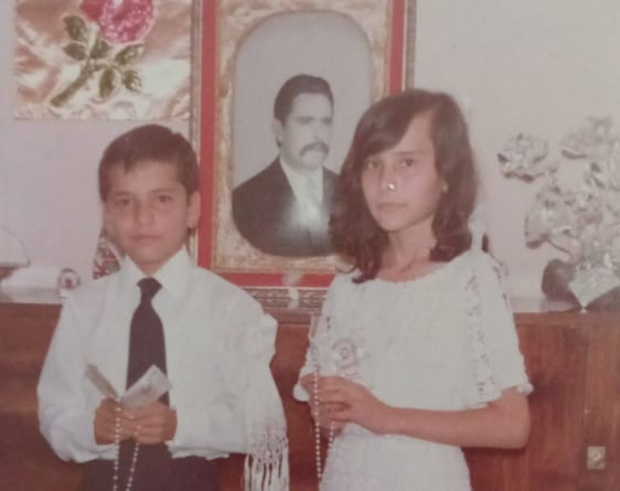 Silvio y Rosa Santillán, con la imagen de su padre, unos dos años después de su homicidio. 