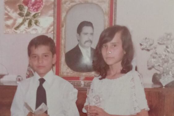 Silvio y Rosa Santillán, con la imagen de su padre, unos dos años después de su homicidio.