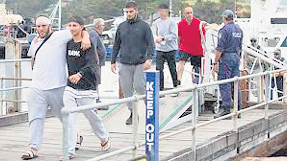 Los descontrolados pasajeros fueron acompañados por policías.