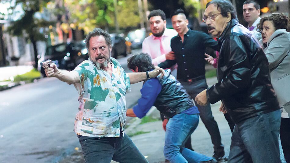 En la historia convergen los caminos de un joven gallero recién llegado del interior y un capomafia en su ocaso.